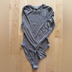 Women’s greyish long sleeve bodysuit (S)